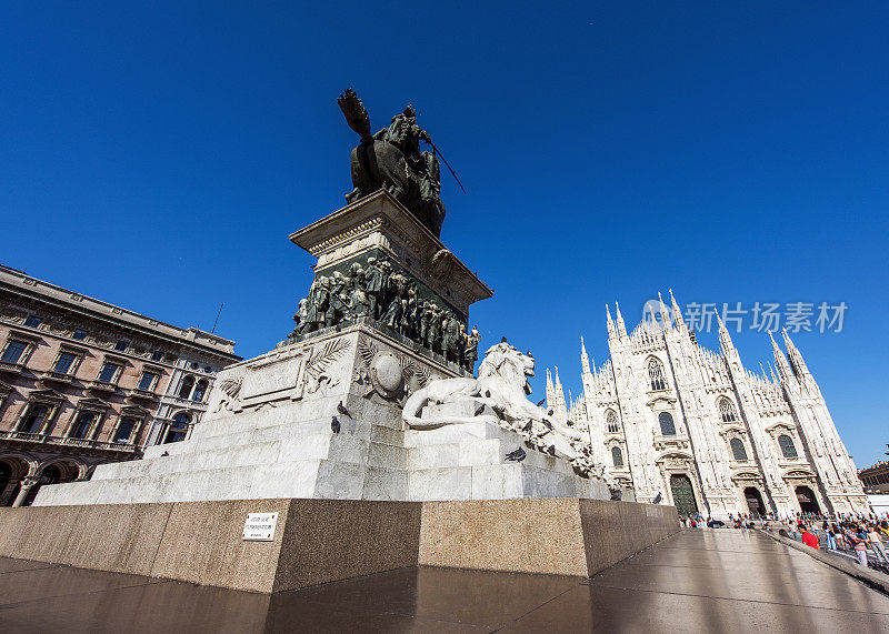 大教堂广场大教堂(Mariae Nascenti)与维克托·伊曼纽尔第二雕像。米兰,意大利